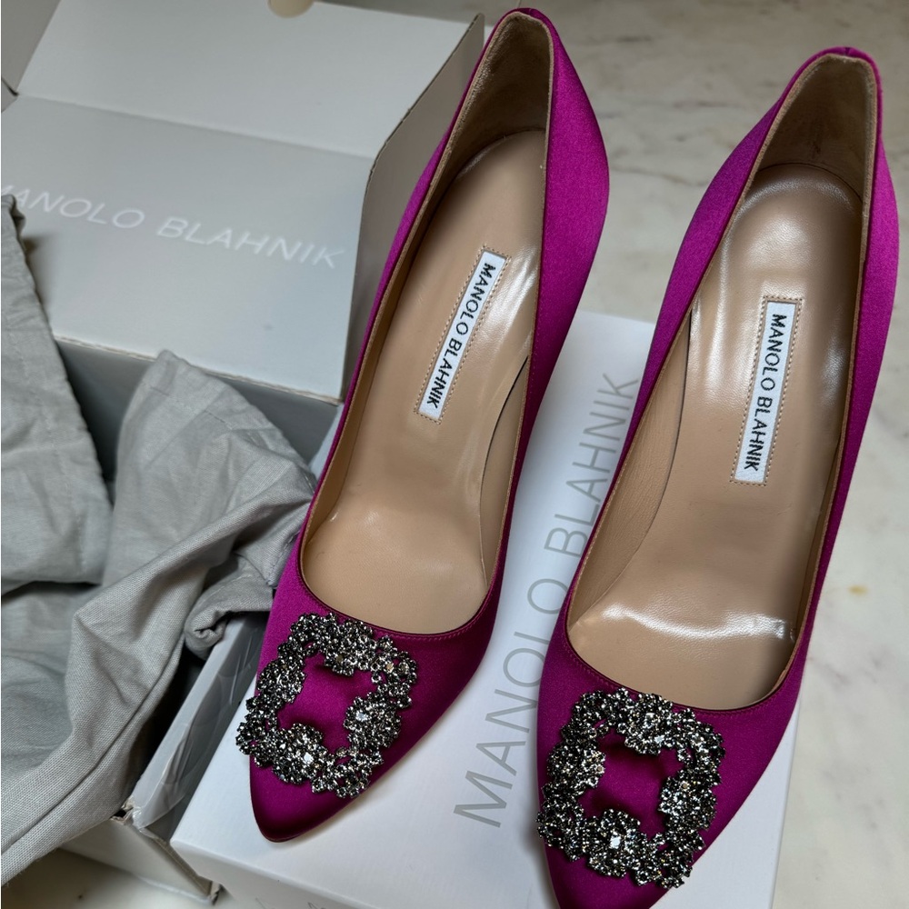Manolo Blahnik Hangisi fushia satin crystal embellished pumps sz 39